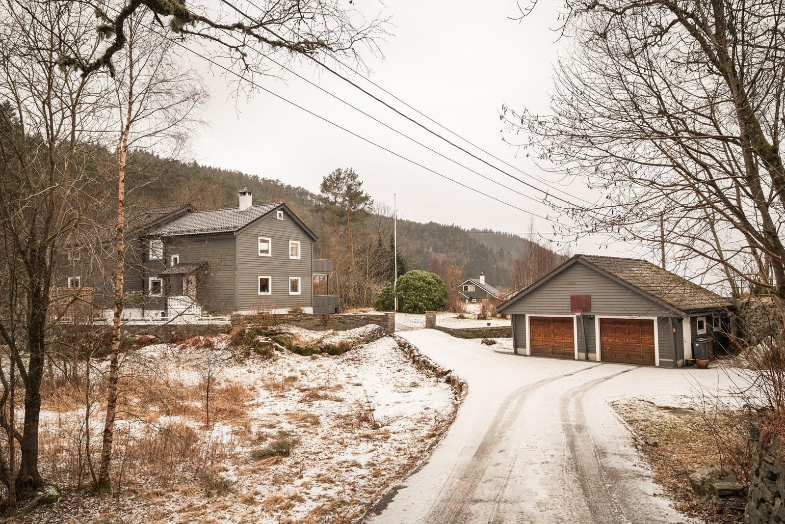 - Lang innkjørsel inn mot boligen gir følelsen av å bo i usjenerte omgivelser - Galleribilde