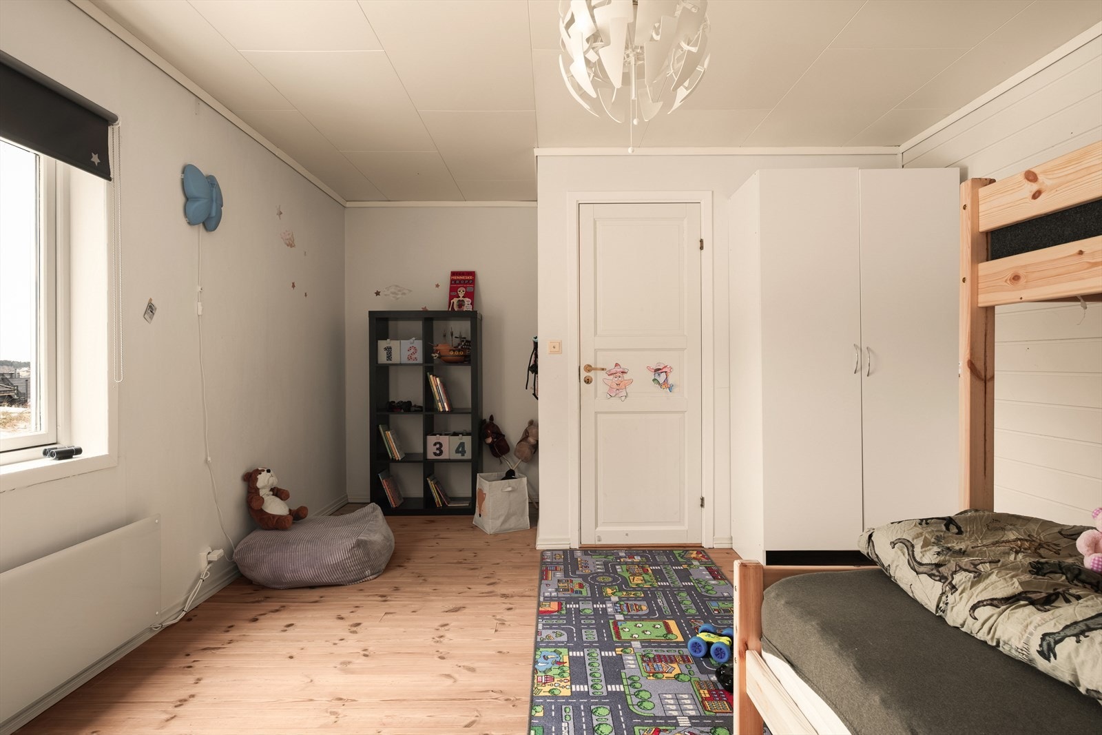 - Her har man god plass til dobbeltseng i ønsket størrelse og tilhørende møblement - Galleribilde