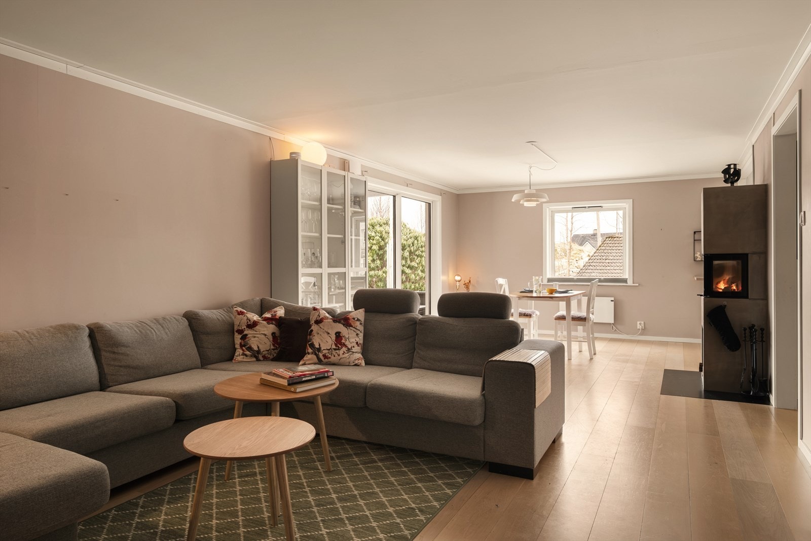 - Tomten måler 810,7m² og inkluderer en stor felles hage - Galleribilde