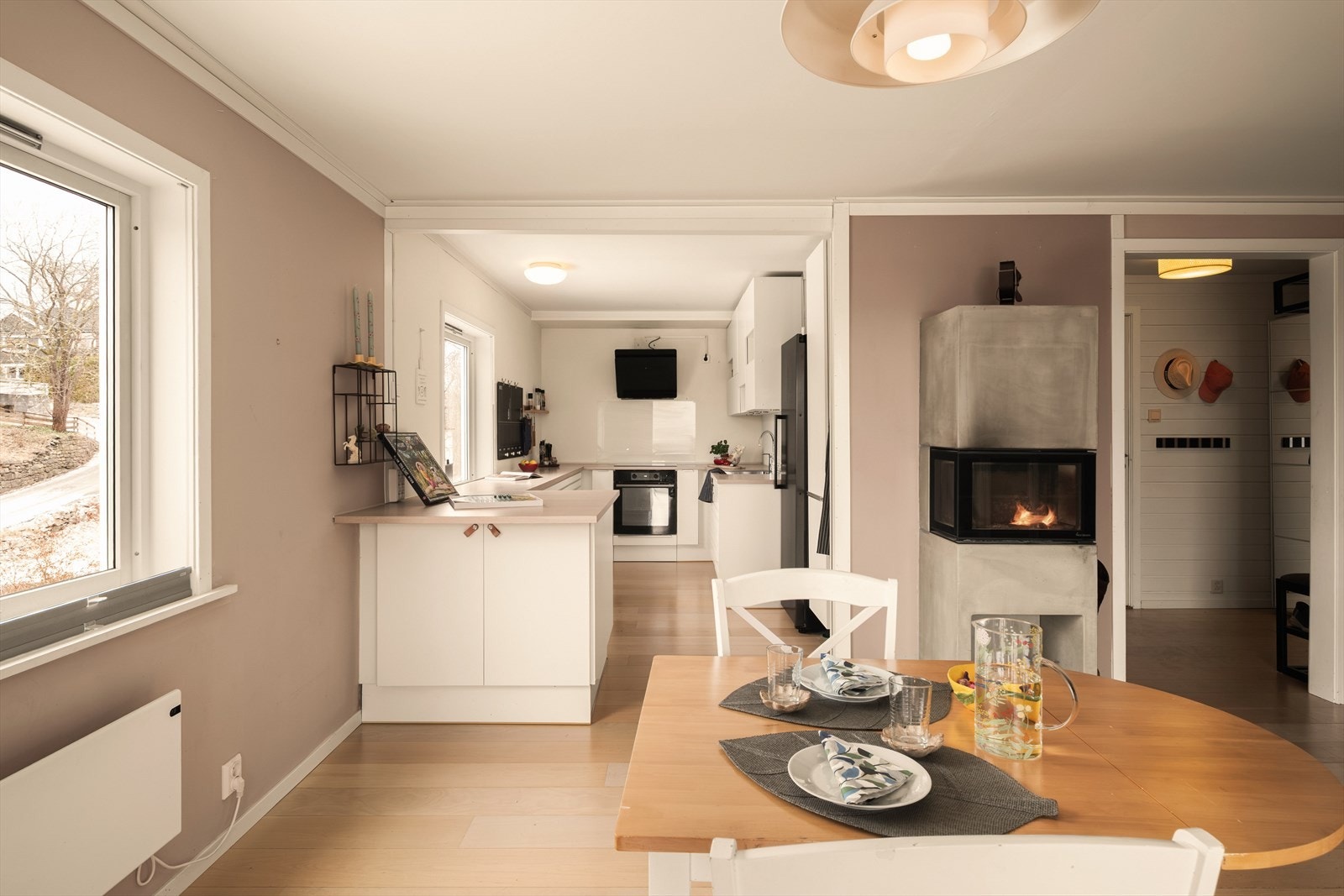 - Utformingen av stue/kjøkken gjør det enkelt å innrede med sofa- og spisegruppe i hver sin naturlige sone - Galleribilde