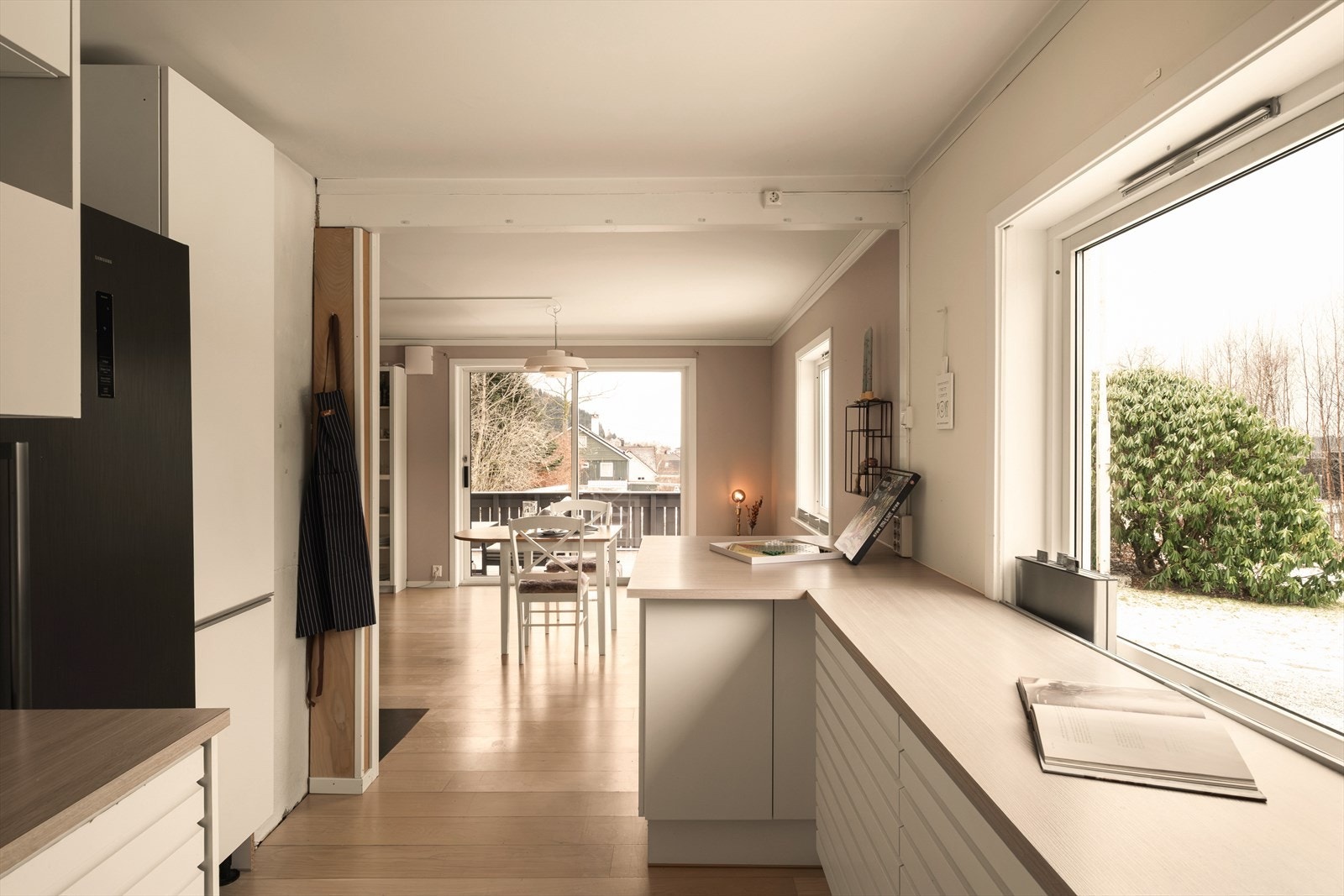 - I 2023 ble taket senket i stue, samt etterisolert og montert lydbøyler - Galleribilde