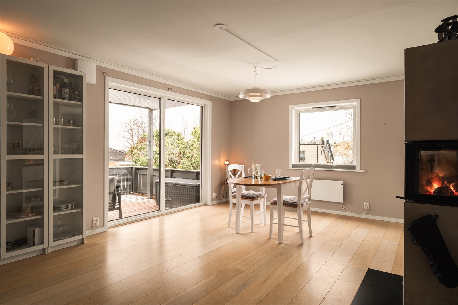 - Boligen har en BRA-i på 146m², og inneholder entré, biinngang, gang, 2 bad, vaskerom, 4 soverom og stue/kjøkken - Galleribilde