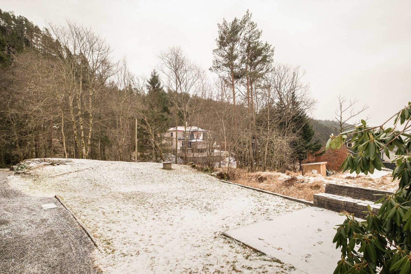 - Pent opparbeidet felles tomt med flere sosiale soner - Galleribilde