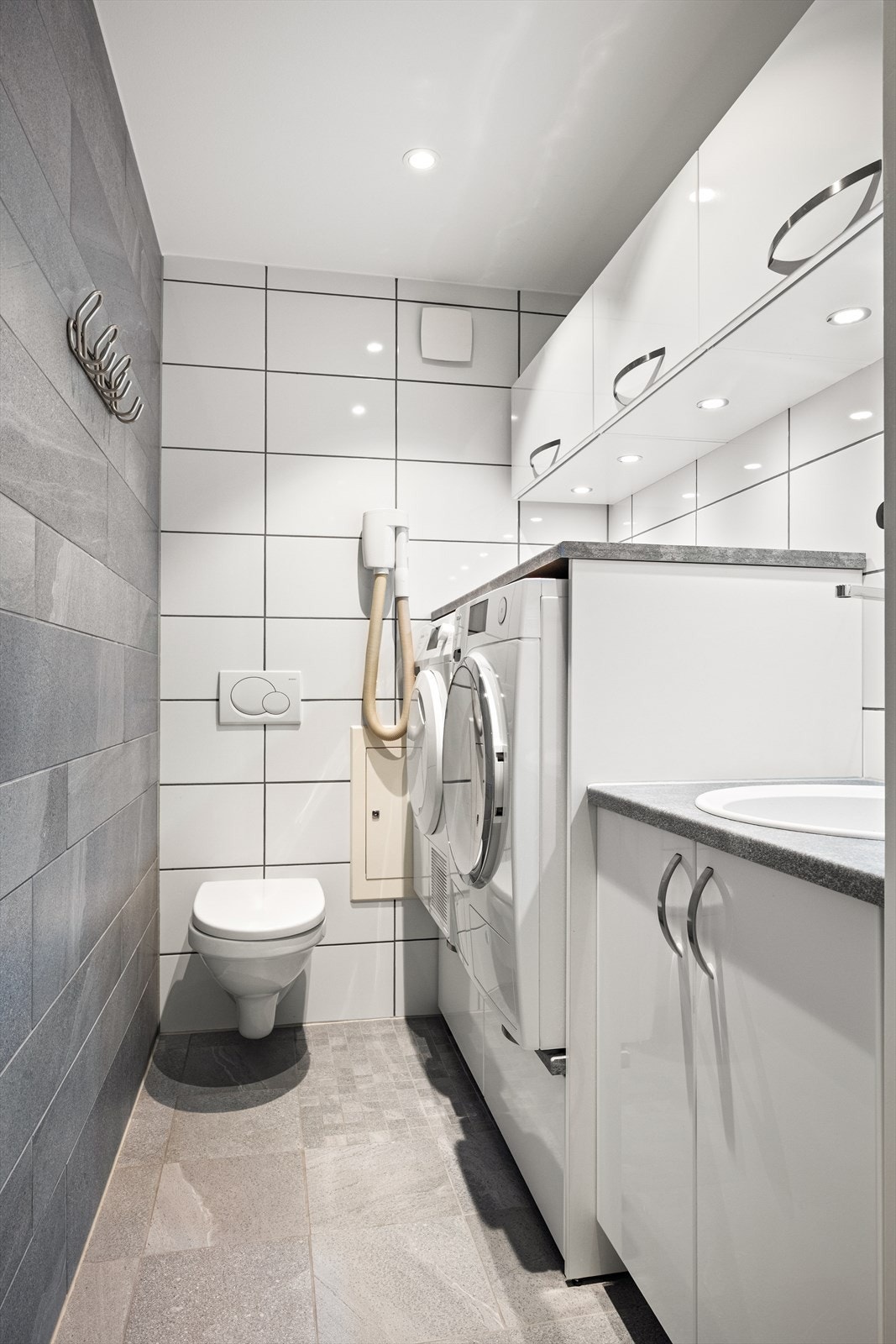 Praktisk vaskerom/wc med gode oppbevaringsmuligheter. Galleribilde