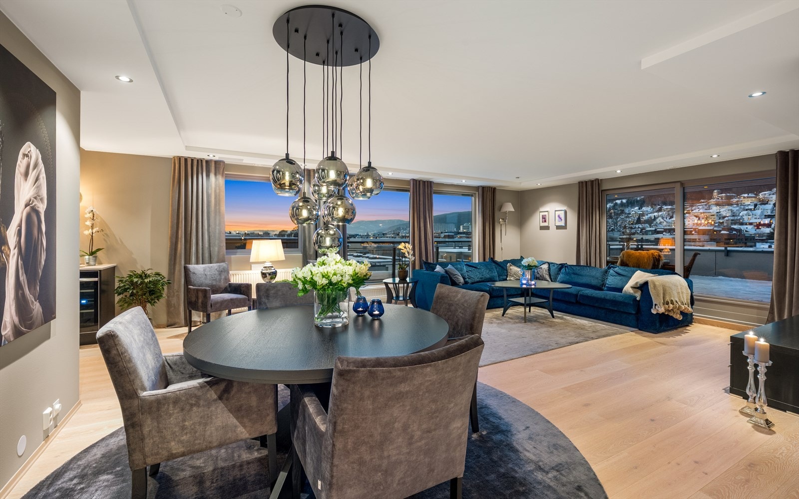 Boligen fremstår moderne med jevnlige oppgraderinger og påkostede løsninger. Galleribilde