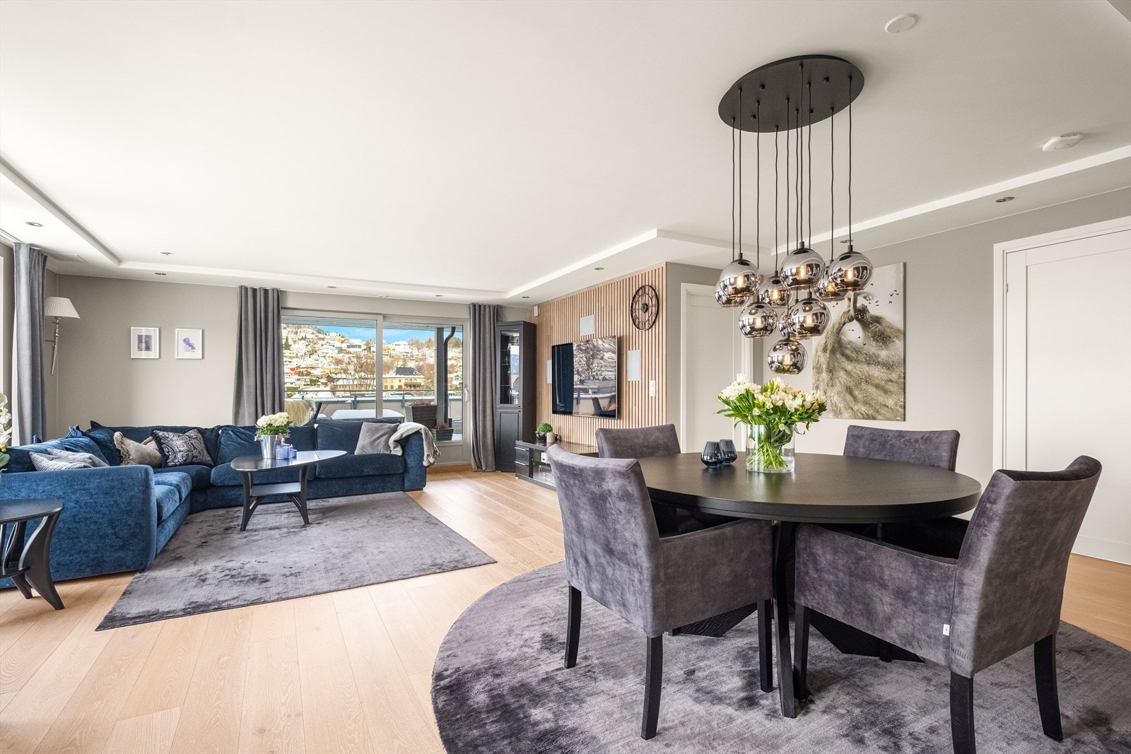 Boligen er utstyrt med balansert ventilasjon, fjernvarme og luft-luft varmepumpe. Galleribilde