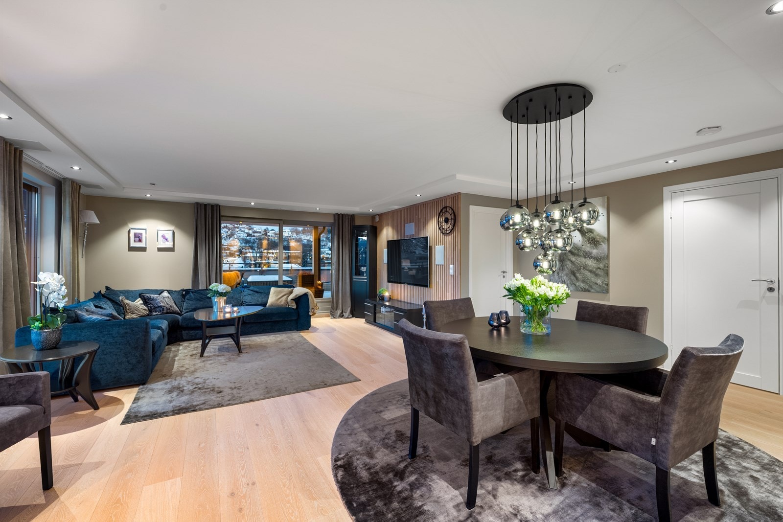 Romslig stue med 1-stavs eikeparkett og downlights i himling. Galleribilde