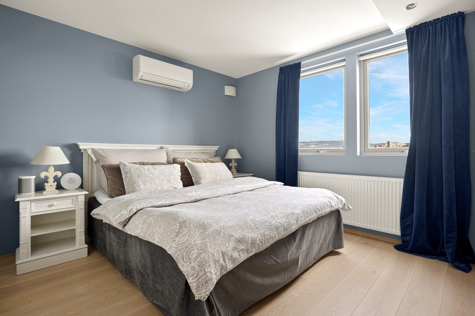 Hovedsoverom med god plass til dobbeltseng og screens på vinduer. Galleribilde