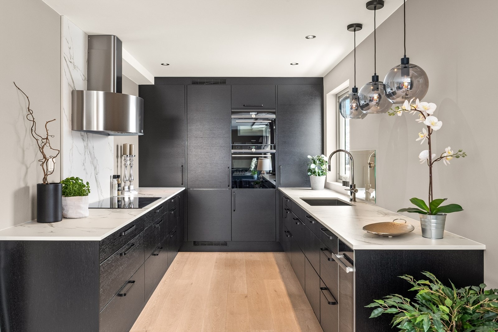 Innredningen byr på gode arbeidsflater og rikelig med oppbevaringsplass i både skuffer og skap. Galleribilde