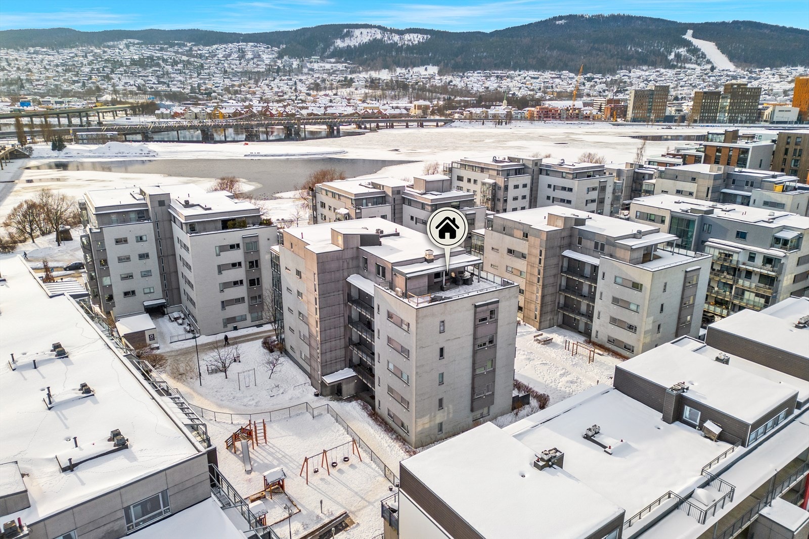 Leiligheten har en fin beliggenhet i midten av atriumet, skjermet fra vei og trafikkstøy. Galleribilde