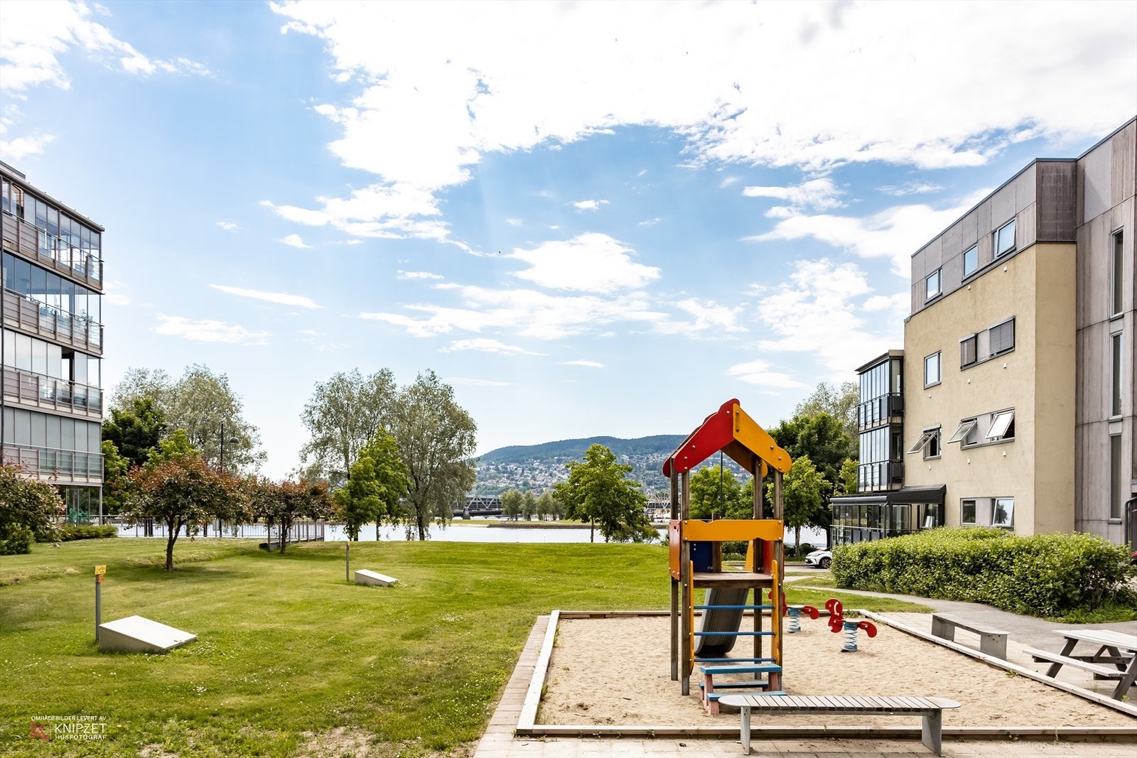 Velholdt sameie med fellesområder som lekeplass, gressplen, beplantning og interne veier. Galleribilde