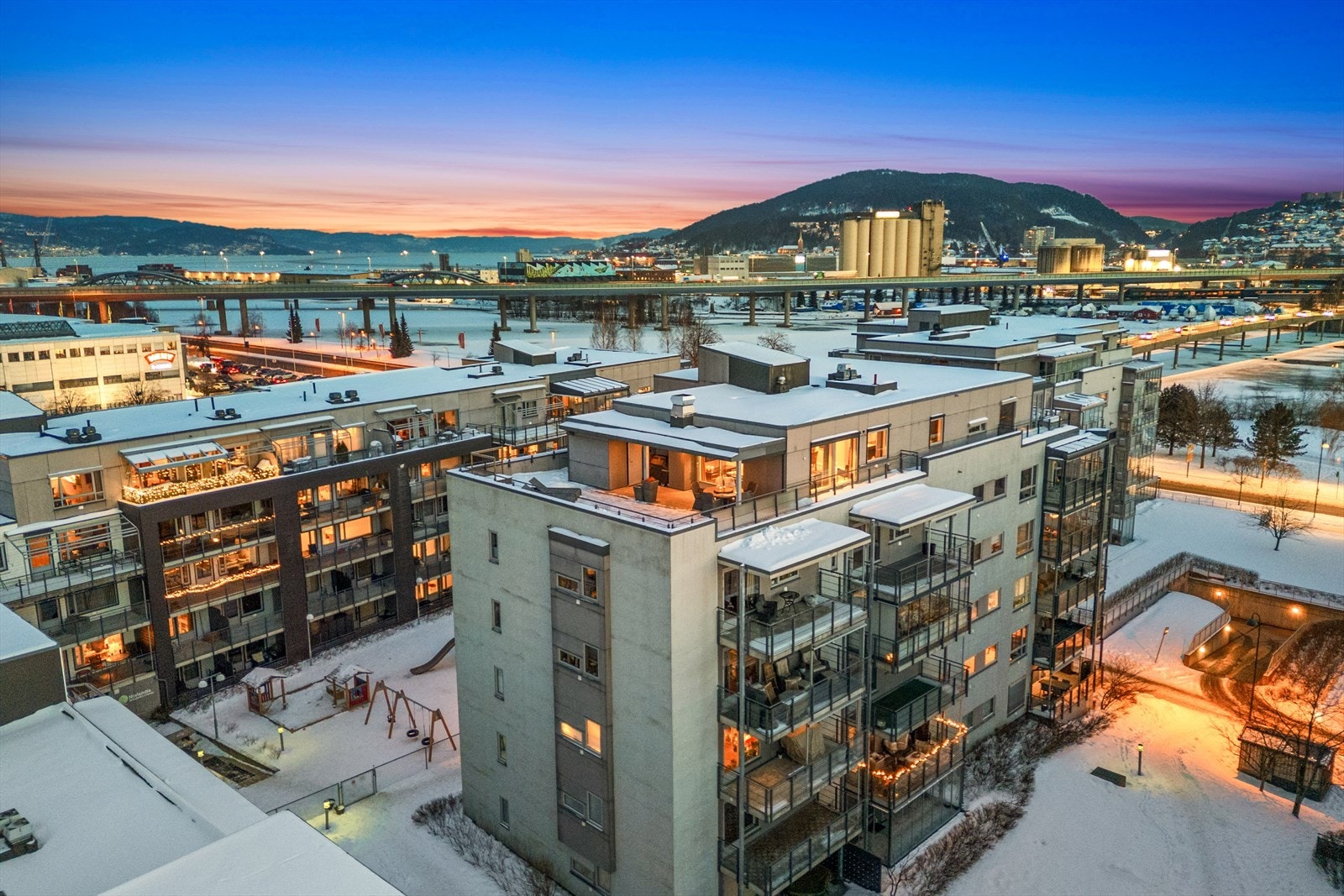 Dette er en lekker toppleilighet med meget god intern beliggenhet i sameiet. Galleribilde