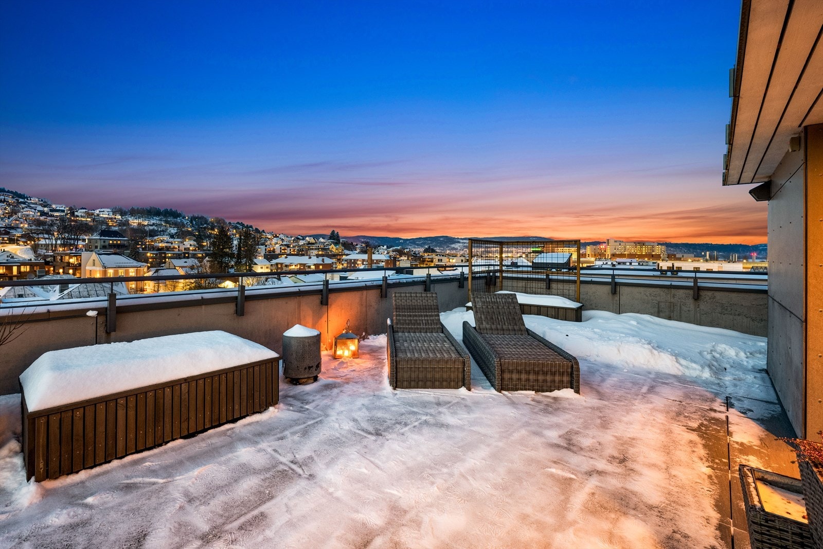 Fra takterrassen har du flott utsikt over Bragernesåsen, Drammenselva og nærområdet. Galleribilde