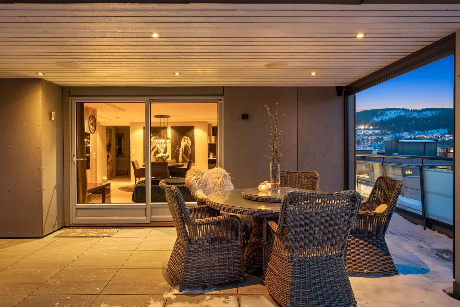 Deler av terrassen har overbygg med downlights, integrerte høyttalere og en side med solskjerming. Galleribilde