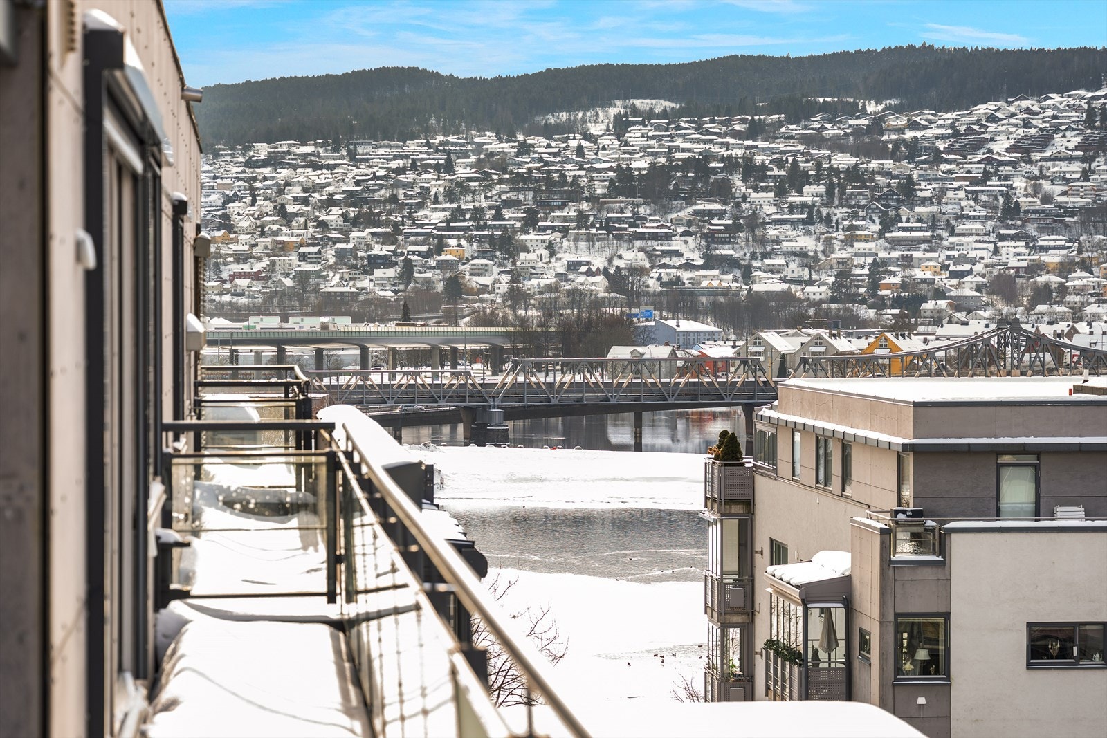 Fra terrassen har man utsikt i flere retninger, her mot Drammenselva. Galleribilde