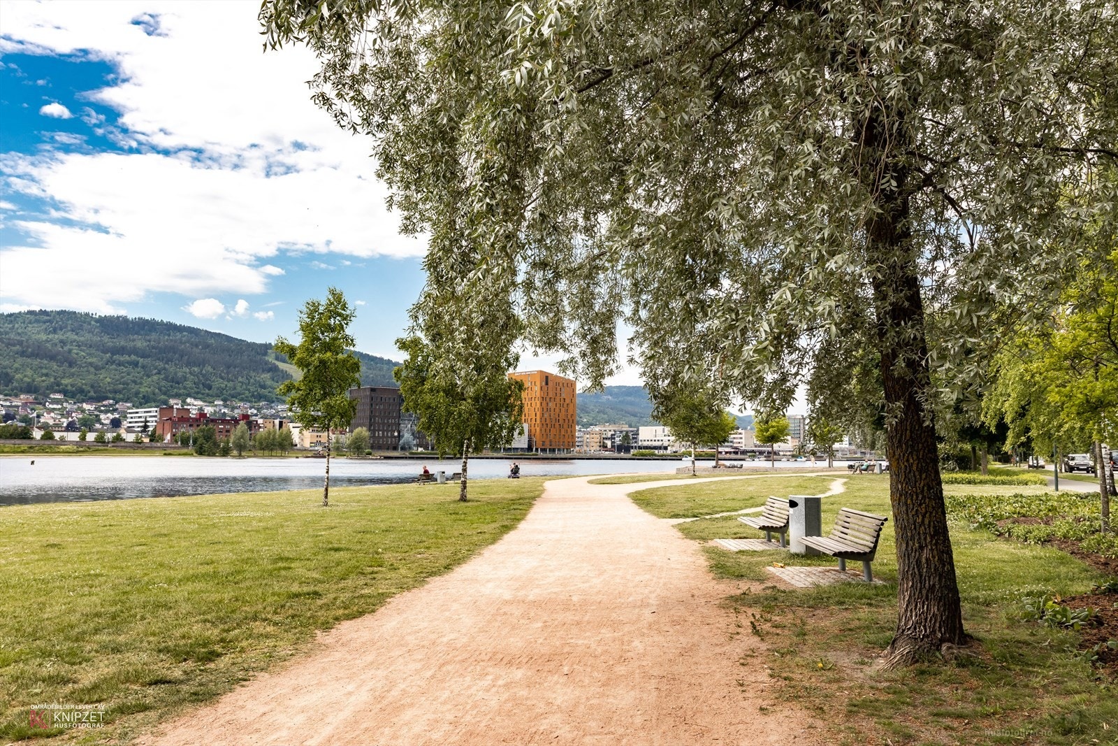 Rett utenfor døren finner du flotte gangstier langs elvepromenaden! Galleribilde