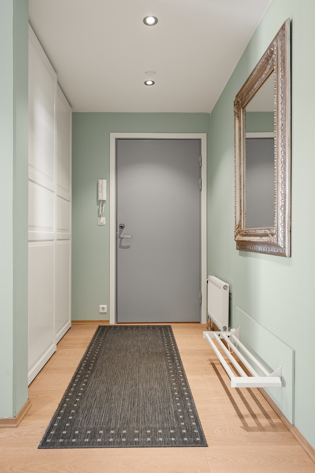 I gangen er det en praktisk skyvedørsgarderobe med plass til både jakker og oppbevaring. Galleribilde