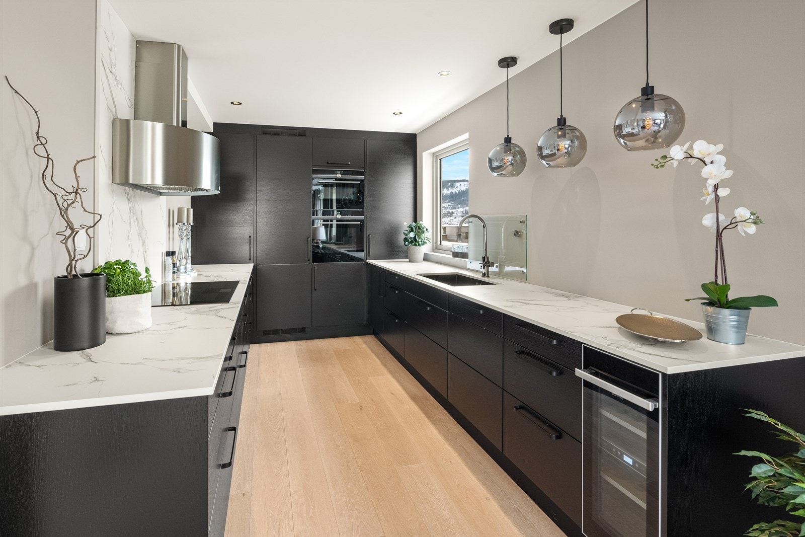 Kvalitetskjøkken fra Sigdal med glatte fronter med trestruktur og påkostet Dekton benkeplate. Galleribilde