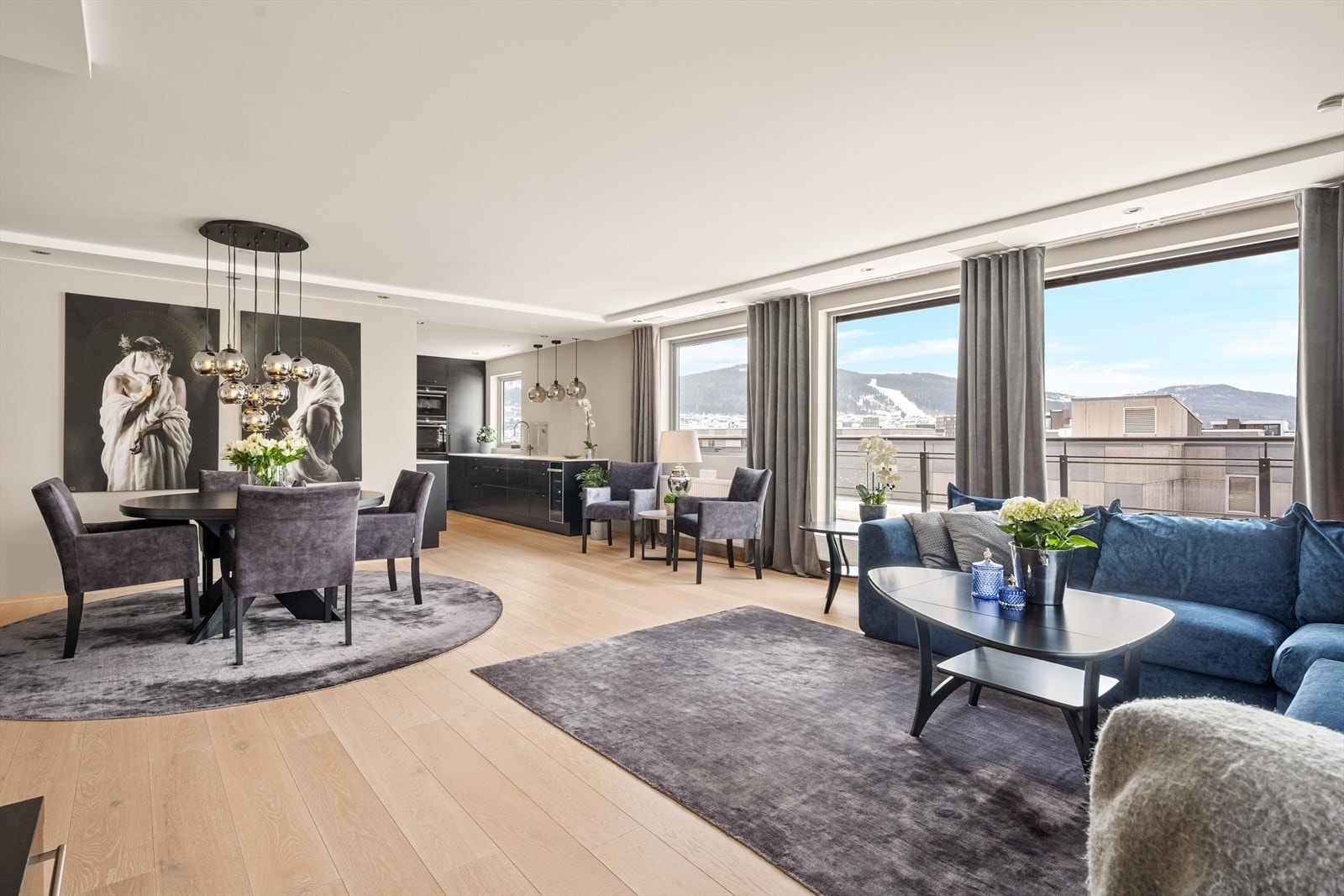 Vinduene slipper inn godt med naturlig lys, samtidig som man har flott utsikt i flere retninger. Galleribilde