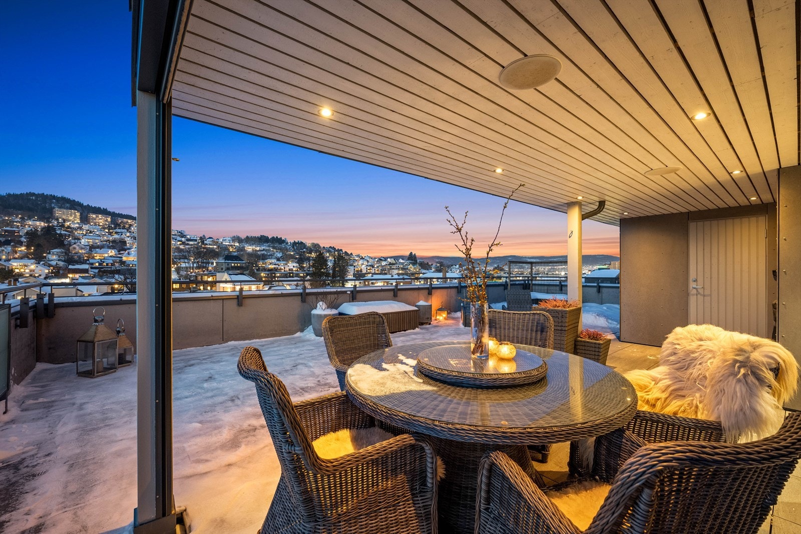 Dette leilighetsbygget har en etasje høyere en de omkringliggende, hvilket gir en ekstra privat takterrasse med lite innsyn. Galleribilde