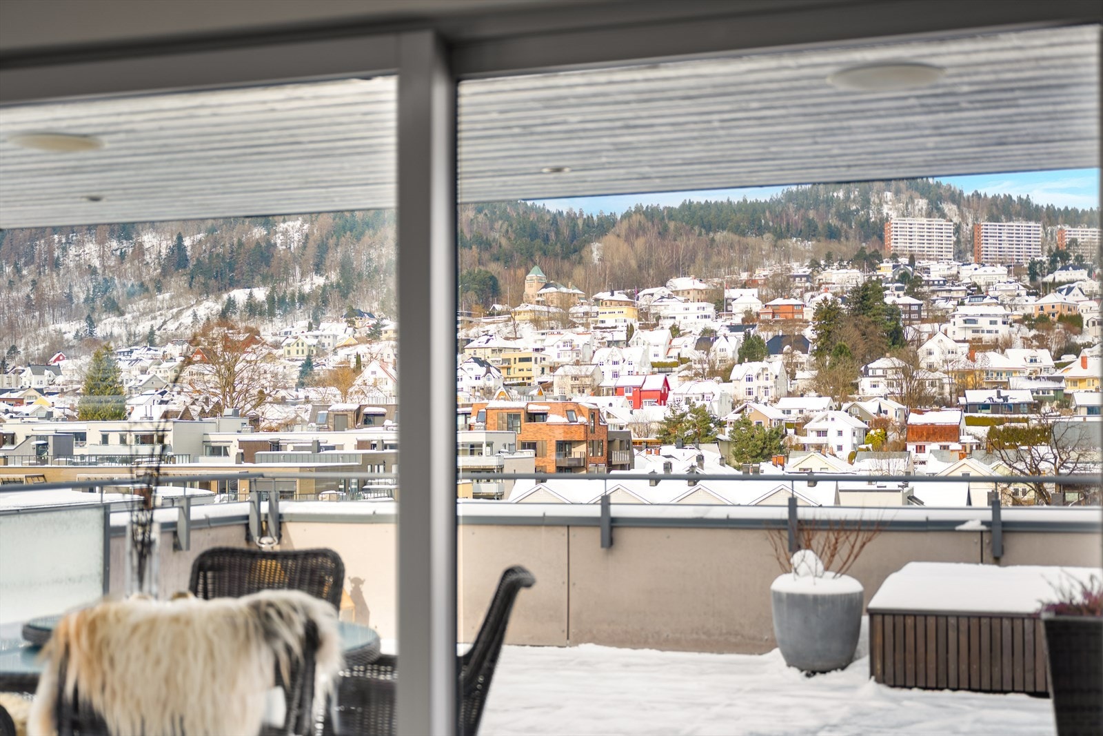 Leiligheten ligger høyt og skjermet med nydelig utsikt over Bragernesåsen fra stuen. Galleribilde