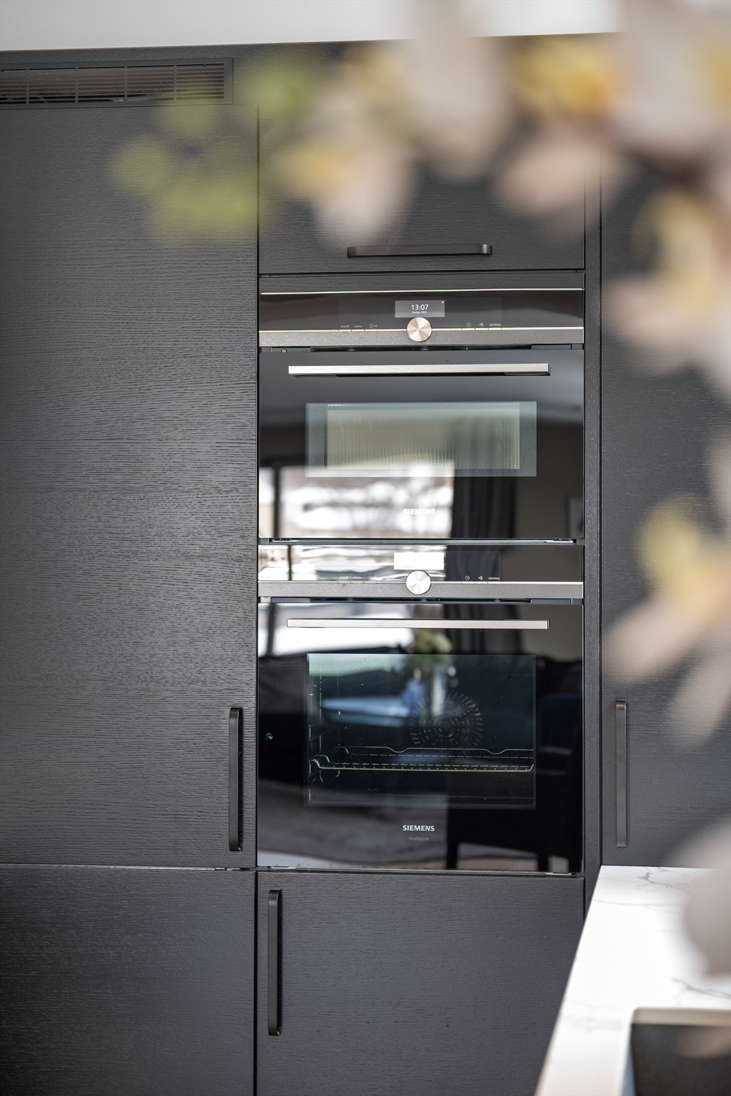 Kjøkkenet er utstyrt med integrerte hvitevarer som kjøleskap, oppvaskmaskin, induksjonstopp, kombinert stekeovn/micro, stekeovn/dampovn og vinskap. Galleribilde