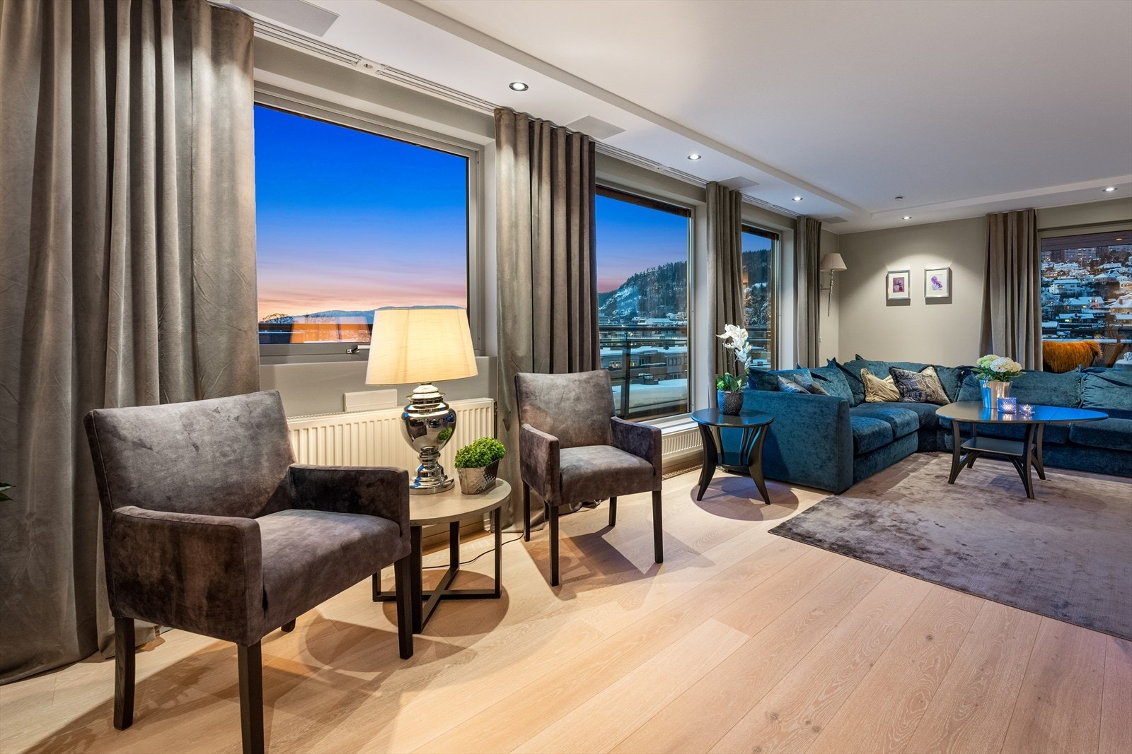 Praktiske screens på vinduene i stuen som kan styres både manuelt eller via app. Galleribilde