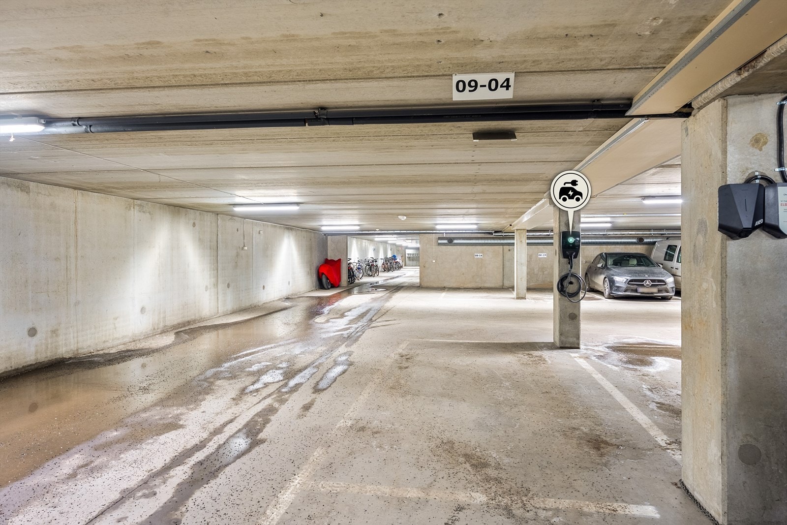 Garasjeplass med elbil-lader. Endeplass med god adkomst fra førersiden. Galleribilde