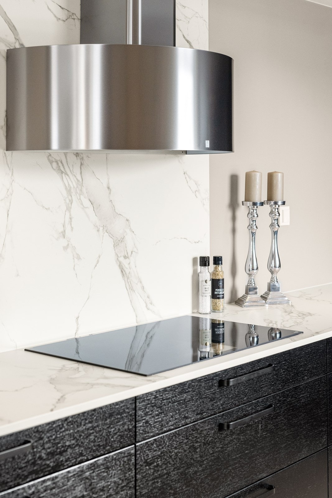 I kokesonen er veggen over kjøkkenbenken kledd med Dekton. Galleribilde