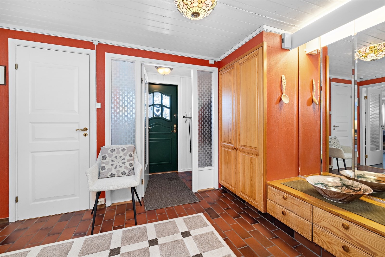 Innbydende hall med elektrisk gulvvarme og god plass til garderobeløsninger. Galleribilde