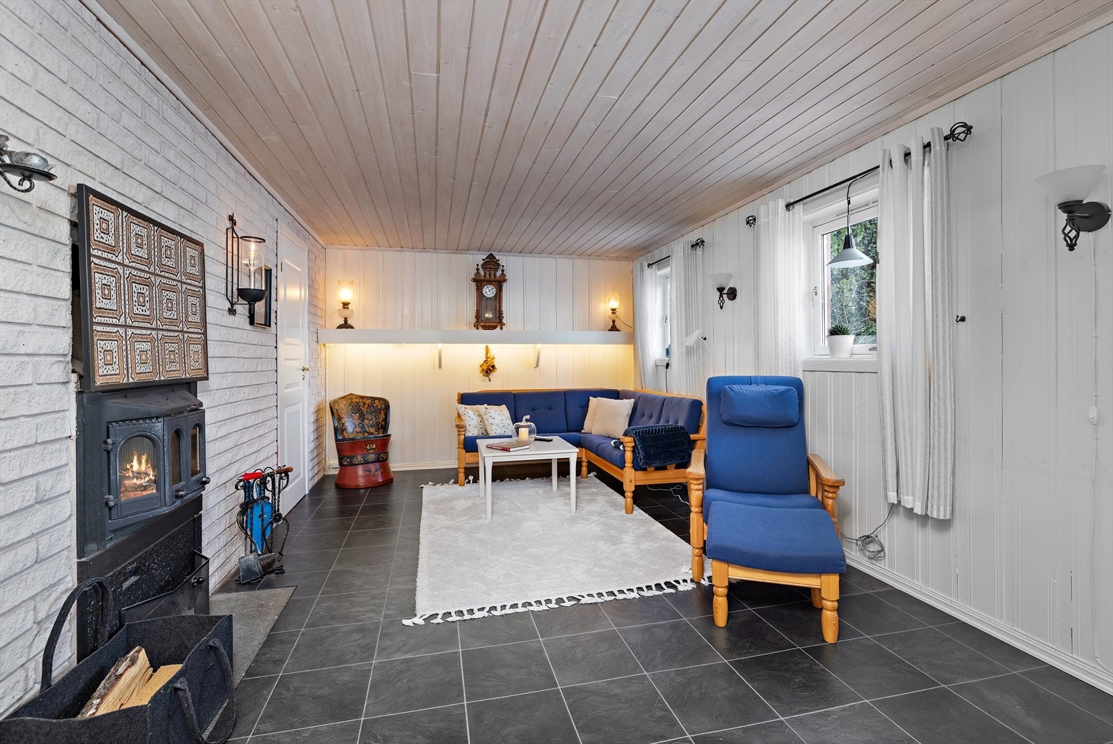 I sokkeletasjen er det en hyggelig peisstue, ideell som en ekstra stue eller et lekerom. Galleribilde