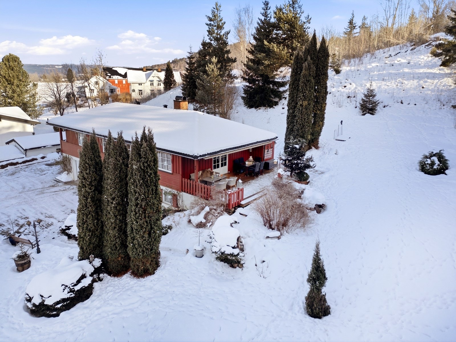 Enebolig over to plan på en eiet tomt på 1 005 m² i et sydvestvendt, skrånende terreng. Galleribilde
