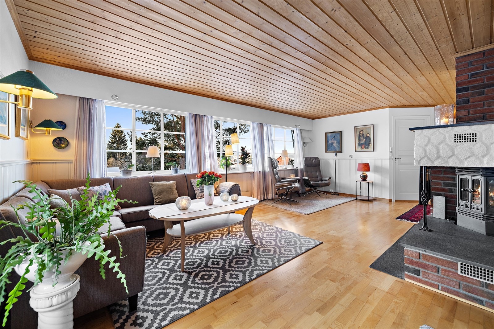 Peisen med dørinnsats i stuen skaper en lun atmosfære på kjølige kvelder. Galleribilde