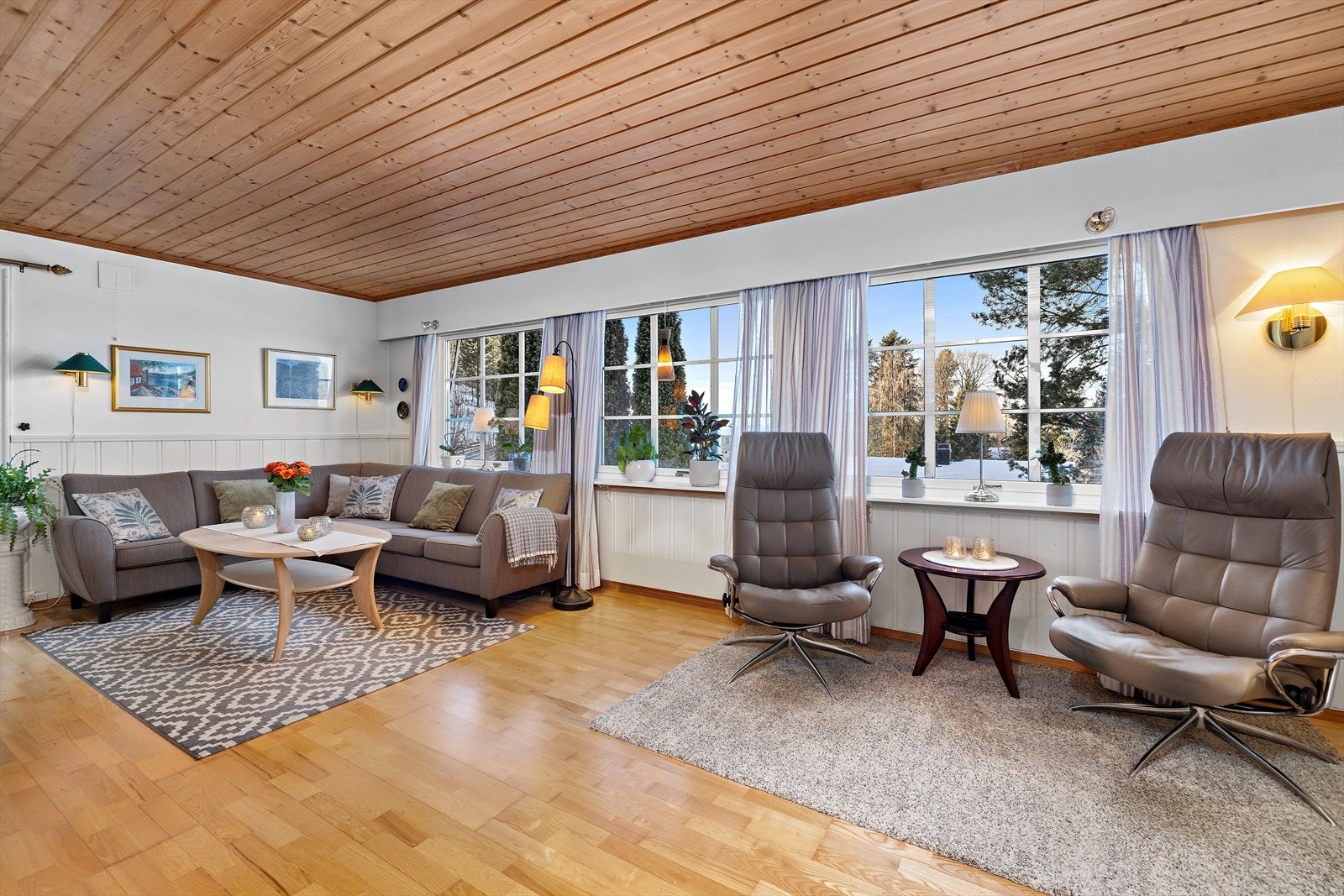 Romslig stue med store vindusflater som gir gode lysforhold. Galleribilde