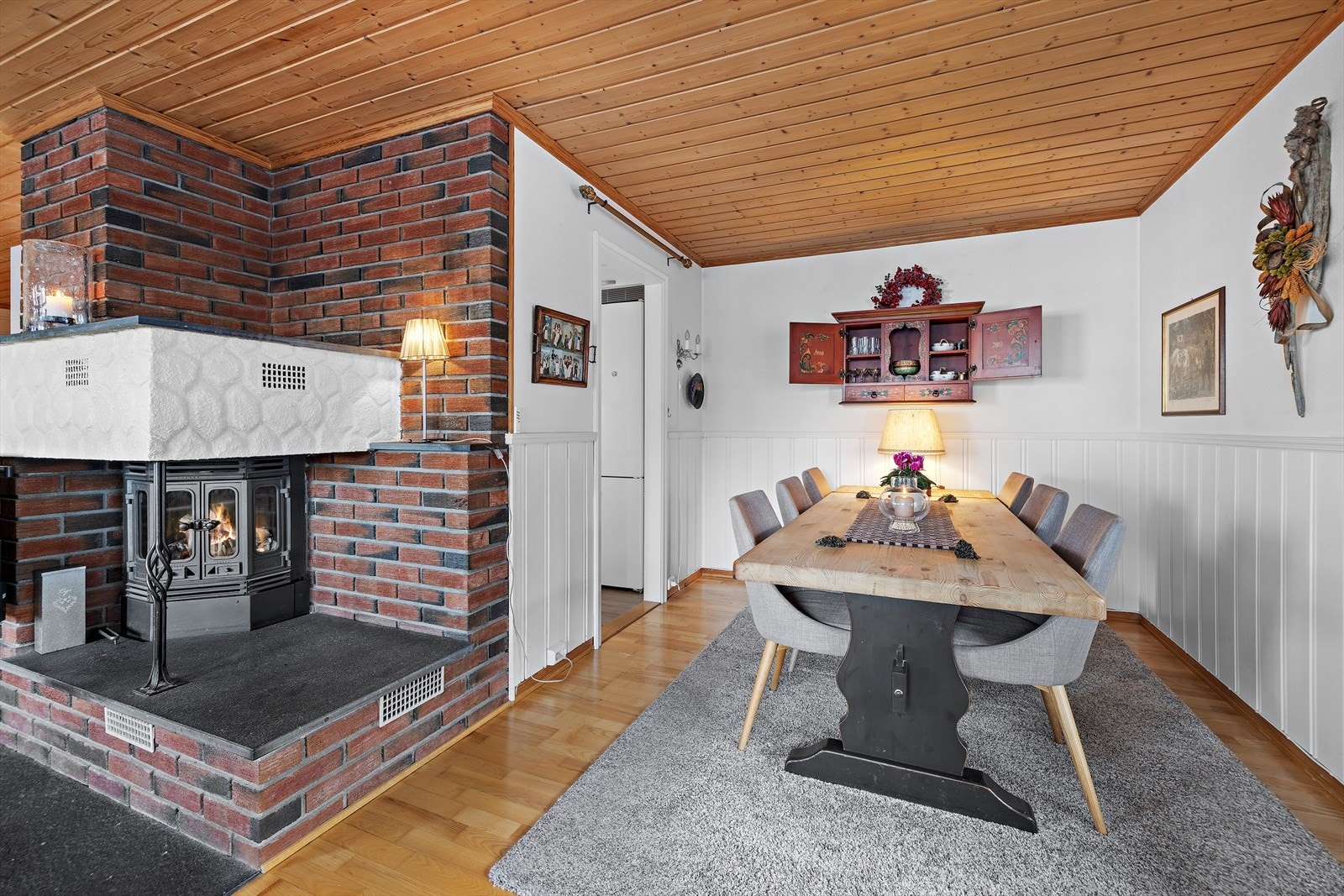 Stuen har god plass til en egen spisestuedel for hyggelige sammenkomster. Galleribilde