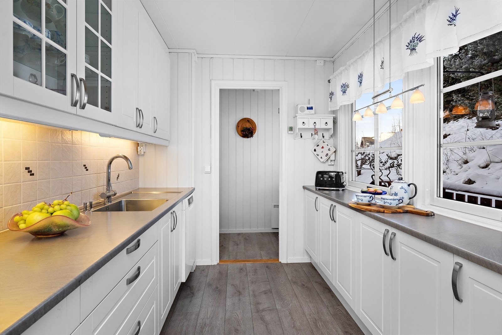 Kjøkkenet er utstyrt med integrerte hvitevarer, inkludert en stekeovn fra Miele. Galleribilde