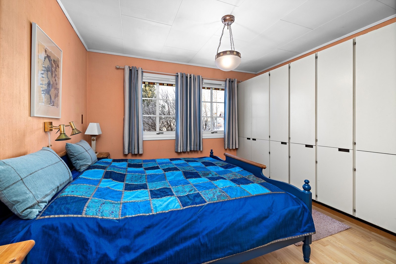 Ett av soverommene har en romslig skaprekke langs hele veggen for optimal oppbevaring. Galleribilde