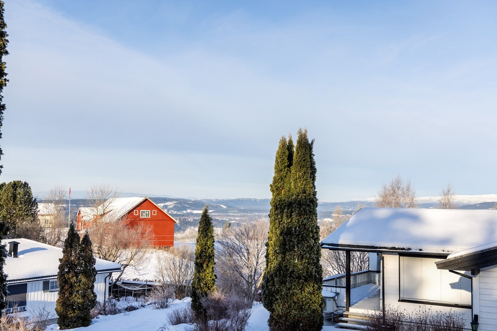 Boligen har en høy og fri beliggenhet i et rolig nabolag. Galleribilde