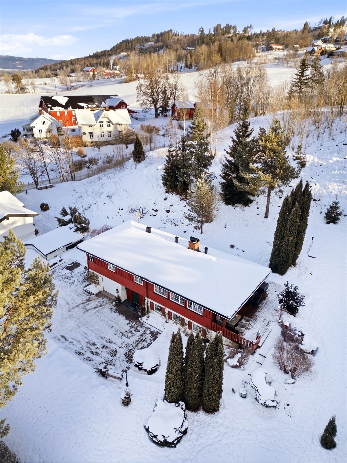 Eiendommen har en attraktiv beliggenhet i et etablert og rolig boligområde i Haugsbygd. Galleribilde