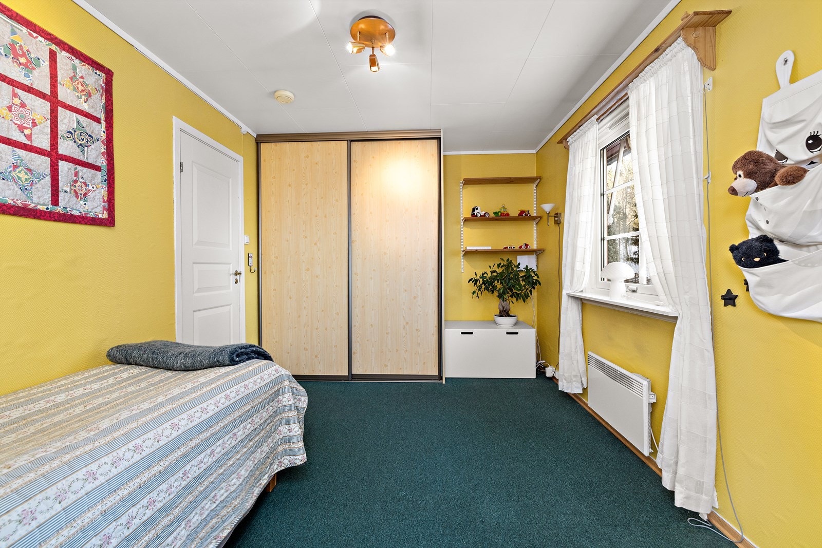 Det andre soverommet er utstyrt med en praktisk skyvedørsgarderobe. Galleribilde