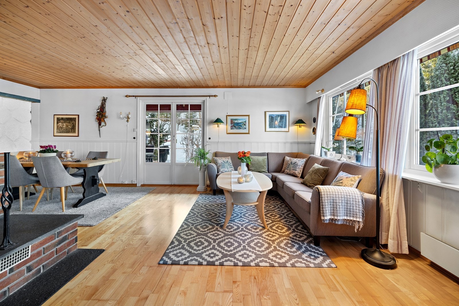 Fra stuen er det direkte utgang til en stor, delvis overbygget terrasse. Galleribilde