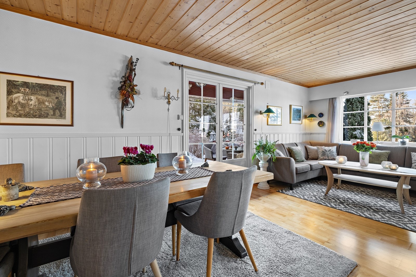 Den tofløyede terrassedøren binder stuen og uteplassen elegant sammen. Galleribilde