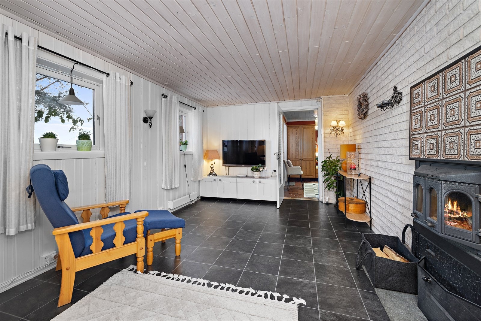 Peisen har en effektiv innsats montert på midten av 90-tallet, som gir god varme. Galleribilde