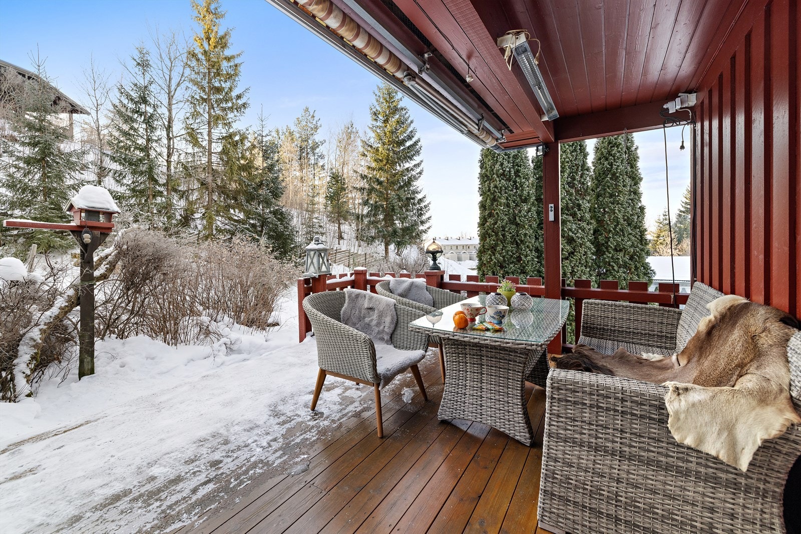 Hovedterrassen på 42 m² ble bygget rundt 2015 og er delvis overbygget. Galleribilde