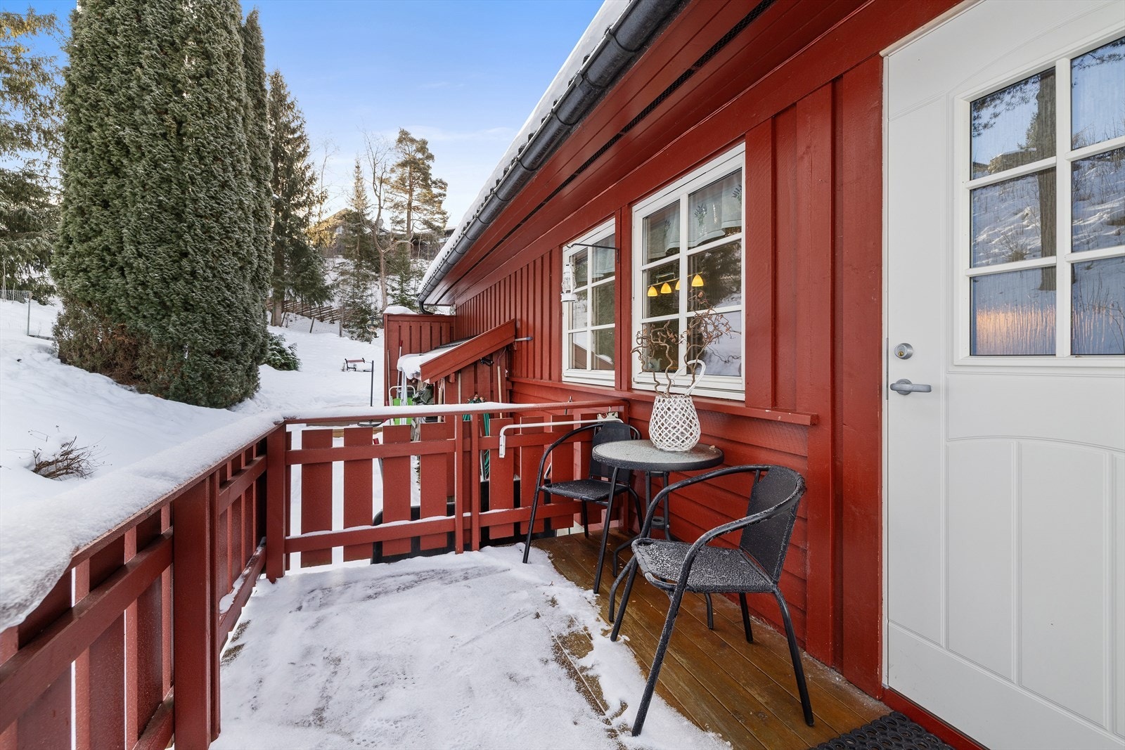 Boligen har flere uteplasser, inkludert en terrasse mot øst på ca. 7 m². Galleribilde