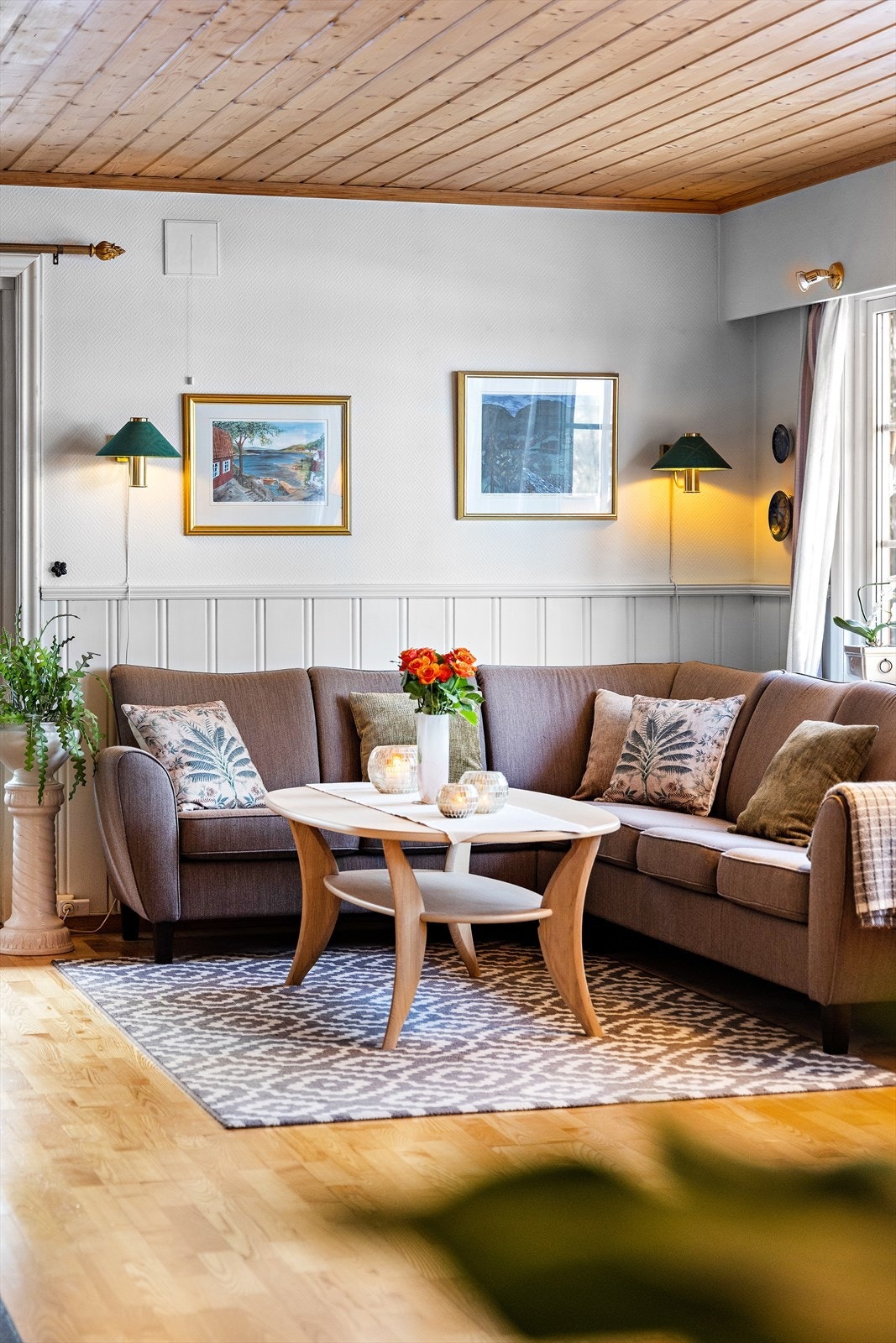 Overflatene består av blant annet malt panel på vegger og trepanel i himling. Galleribilde