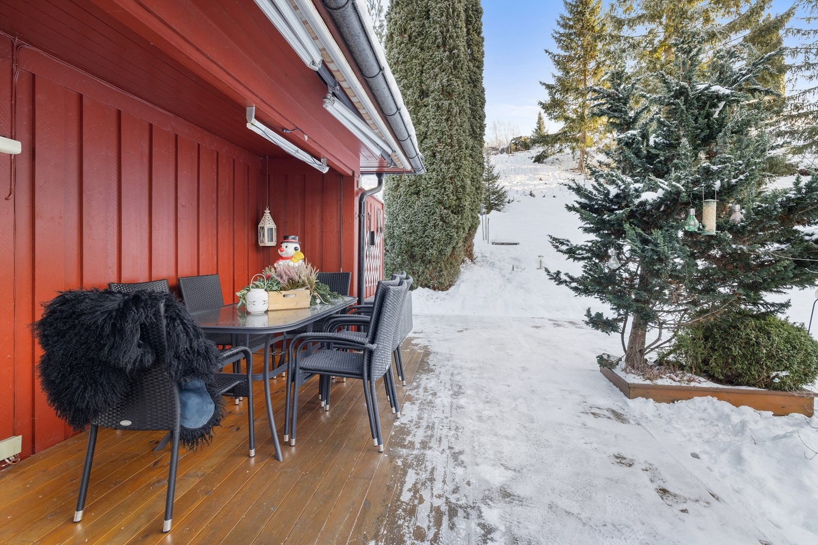 På terrassen er det markise fra 2015 for solskjerming. Galleribilde