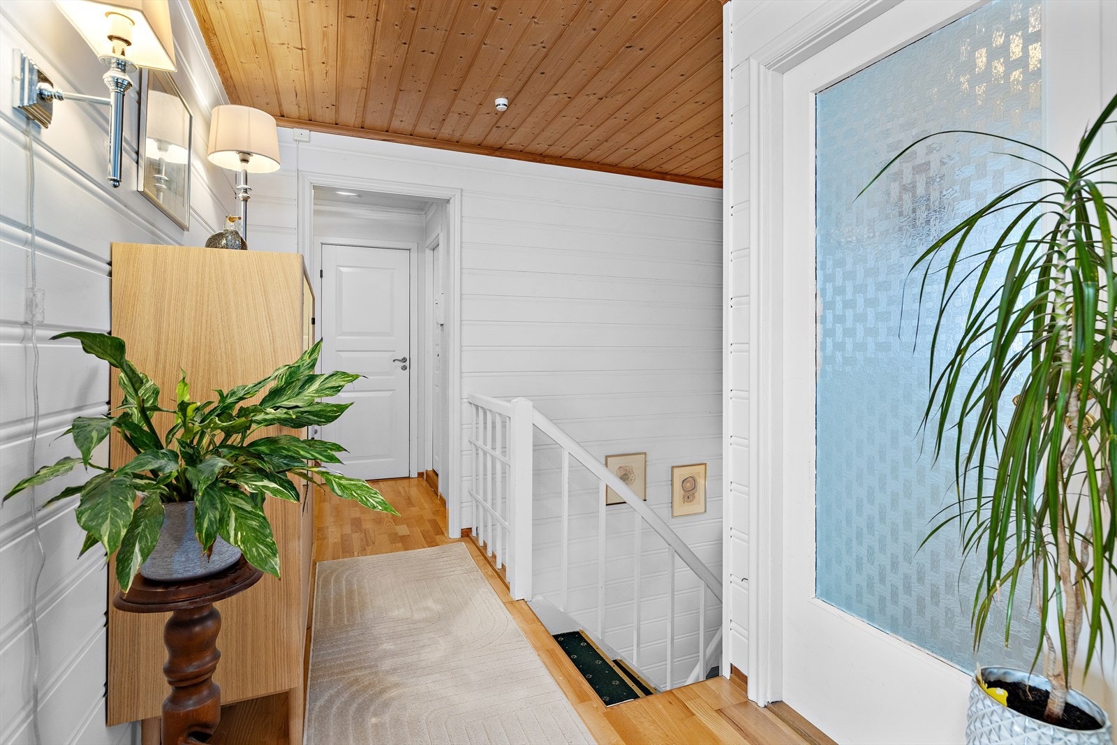 Fra gangen i første etasje er det adkomst til alle rom på planet. Galleribilde