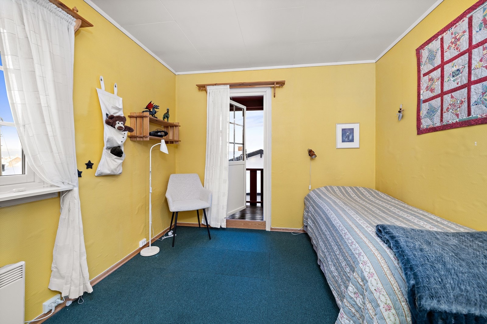 Fra dette soverommet er det direkte utgang til en egen, overbygget veranda. Galleribilde