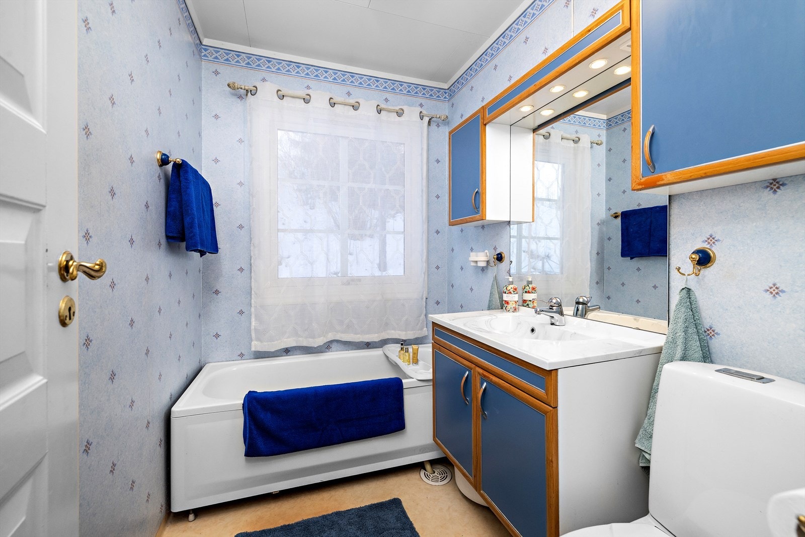 Badet i første etasje ble oppgradert i 2001 og har badekar og varmekabler i gulvet. Galleribilde